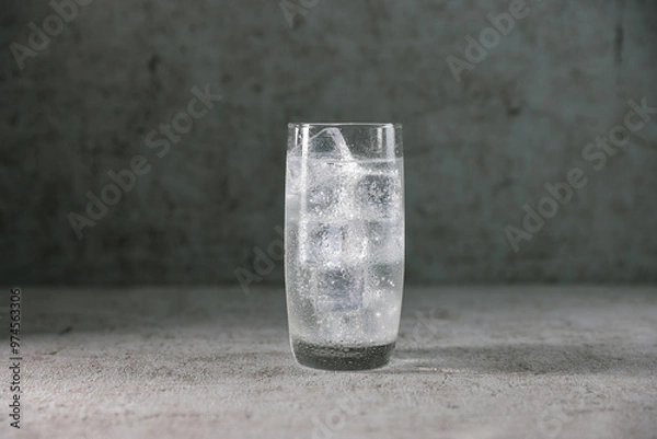 Fototapeta Sprudelwasser Eiskalt mit Eiswürfel