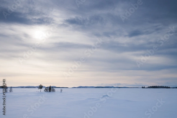 Obraz Abendstimmung über einem gefrorenen See in Schweden