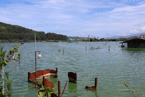Fototapeta 水没した廃ペンション（バブル遺産とバブル崩壊）