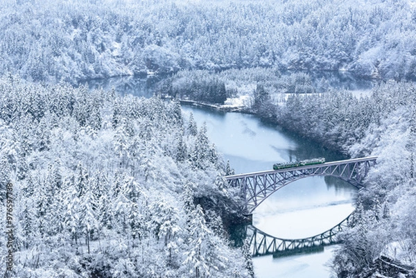 Fototapeta 積雪の只見川第1橋梁を渡る只見線の気動車