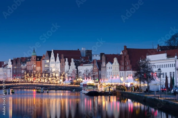 Obraz Lübeck, Christmas mood on the obertrave with historic facades.
