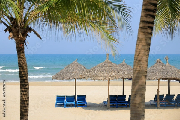 Obraz ミーケー・ビーチとビーチパラソルと椰子の木 (ベトナム, ダナン)