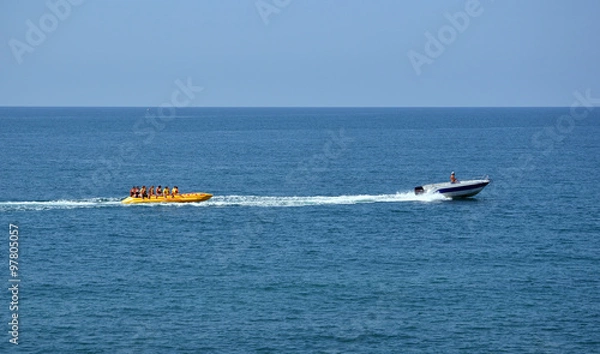 Obraz Курортный отдых. Катание в море на банане