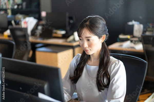 Fototapeta 仕事をするビジネスウーマン