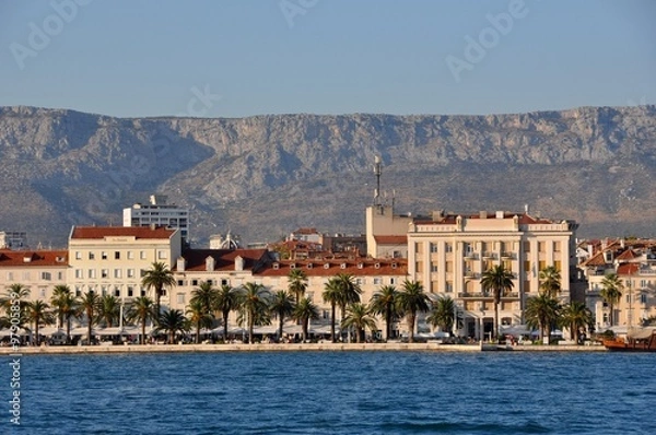 Obraz Набережная с пальмами в городе