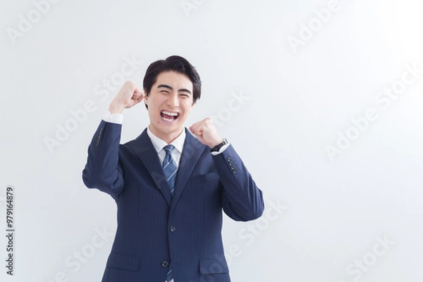 Fototapeta ガッツポーズする働くビジネスマン（白背景・白バック）
