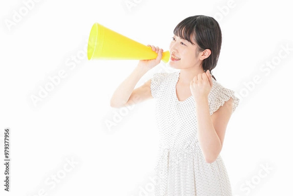 Fototapeta メガフォンを使い応援をする若い女性