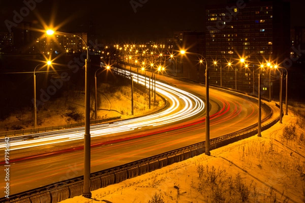 Fototapeta Życie nocne miasta. czerwone i białe światła tylne samochodów w ciemności