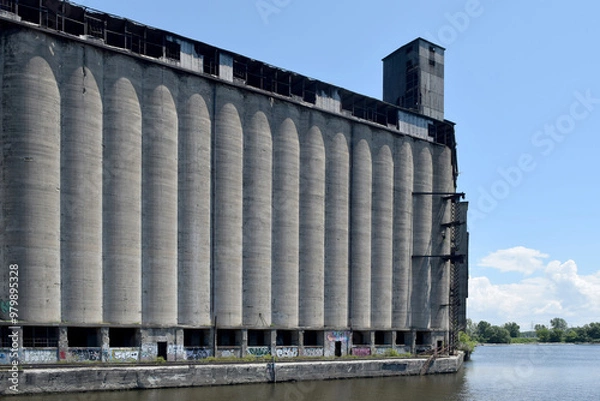 Fototapeta Historic Vintage Industrial Grain Elevator Building Factory fro Shipping on Waterfront Canal in Buffalo, NY