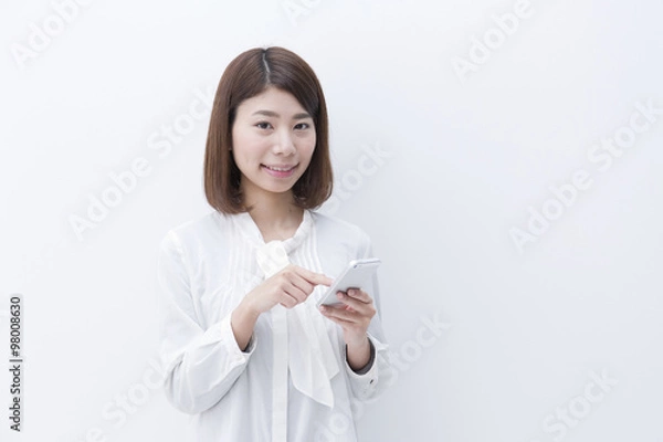 Fototapeta スマートフォンと女性