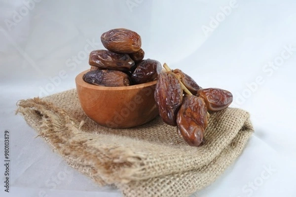 Obraz Dates in a wooden bowl