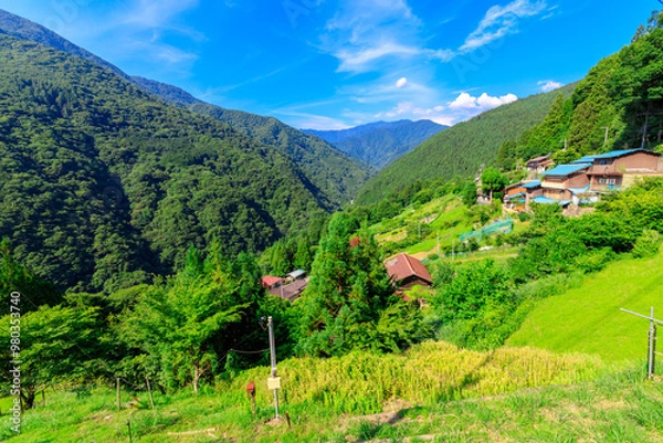 Obraz 埼玉県秩父市の大滝道路と山間部の集落