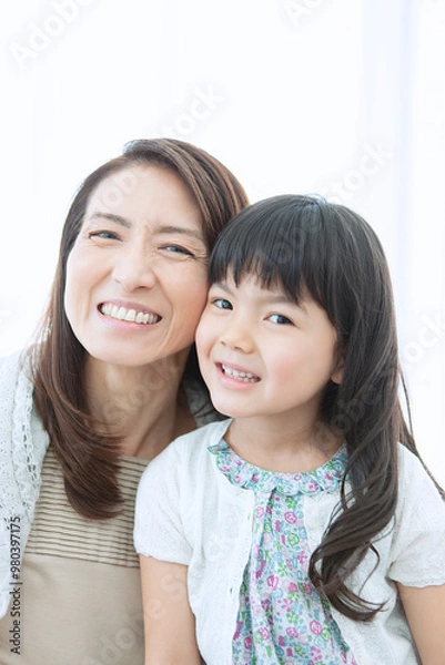 Fototapeta 笑顔で寄り添う祖母と孫