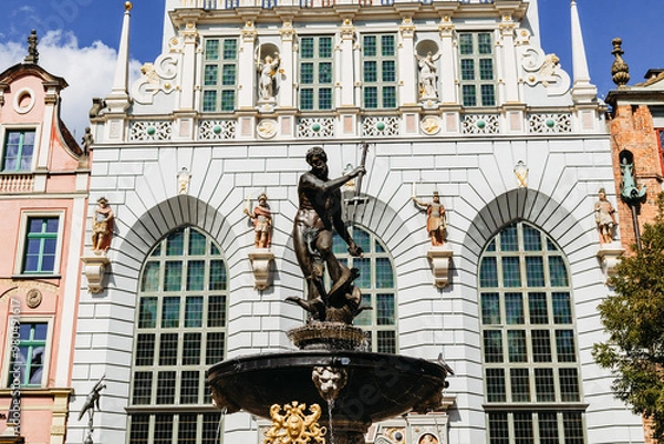 Obraz Neptun fountain in Gdańsk old town, beautiful  historical buildings, Poland