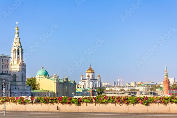 Fototapeta Panoramic view of Moscow architecture along the Moskva River. 