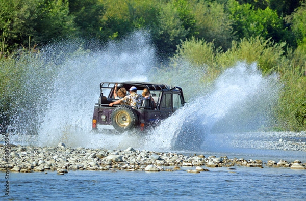 Obraz Катание на внедорожнике по руслу горной реки