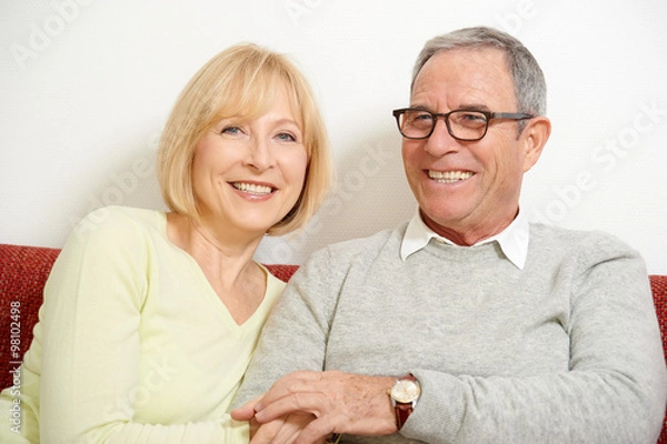 Obraz Glückliches Seniorenpaar auf dem Sofa