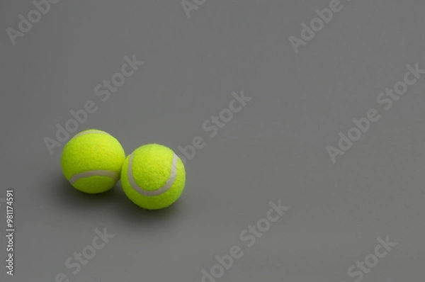 Fototapeta 회색배경 위에 테니스공 2개