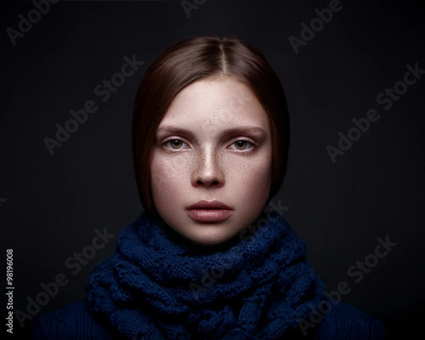 Fototapeta Portret sztuki pięknej młodej dziewczyny z piegami