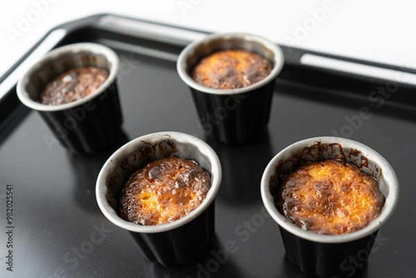 Fototapeta 型に入った焼けたばかりのカヌレ