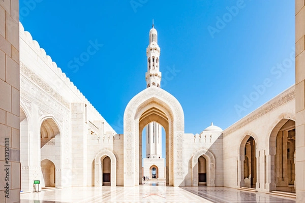 Fototapeta Sultan Qaboos Grand Mosque in Muscat, Oman. The newly built Grand Mosque was inaugurated by Sultan of Oman on May 4, 2001.