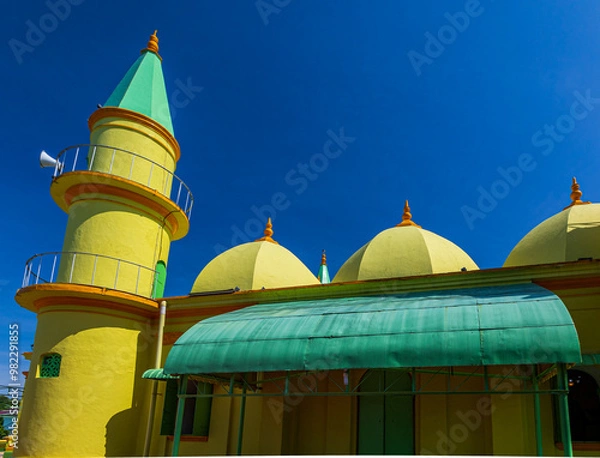 Fototapeta The roof of the Riau Sultan Grand Mosque has 13 domes and 4 mosque towers, and when multiplied, they total 17. This number is a symbol of the total prayer rakats in one day