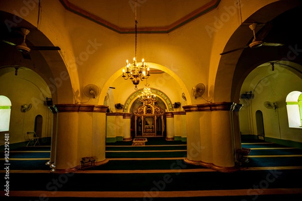 Fototapeta The mihrab of the Riau Sultan Grand Mosque guides the direction toward the qibla