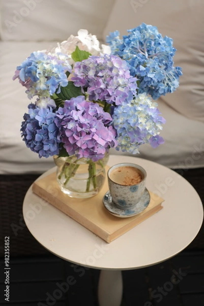 Obraz Celebracja picia kawy z bukietem kwiatów. Moment dla siebie - hortensje i kawa. Urocze mieszkanie
