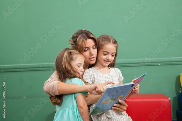 Fototapeta kindergarten class reading a book