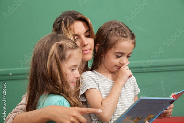 Fototapeta kindergarten class reading a book