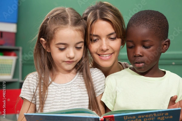Fototapeta kindergarten class reading a book