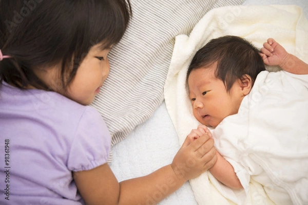 Obraz 生まれたばかりの弟と対面するお姉ちゃん