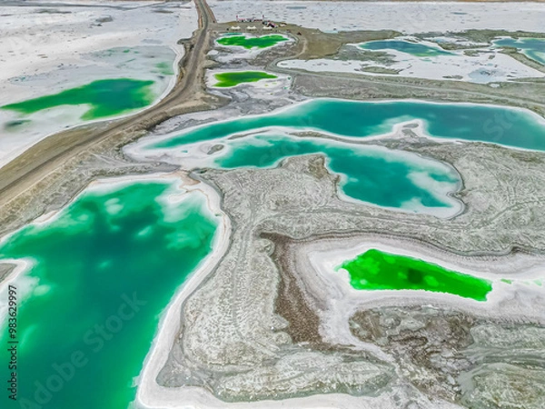 Fototapeta Dachaidan Emerald Lake in Qinghai, colorful salt pools are scattered everywhere in Qaidan Lake