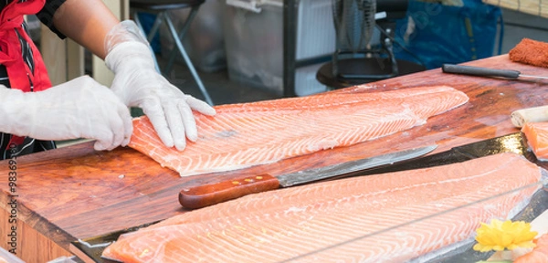 Obraz chef slicing salmon

