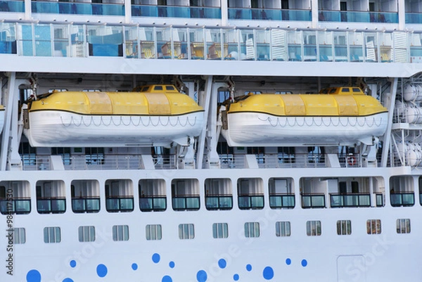 Fototapeta Fotoeindruecke zum Thema Kreuzfahrt auf einem Kreuzfahrtschiff mit lebendigem Bordleben.