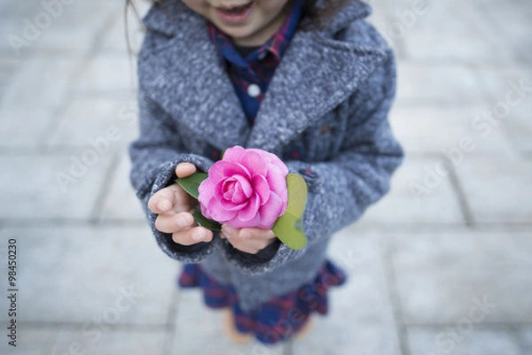 Fototapeta ピンクの花を持つ子供