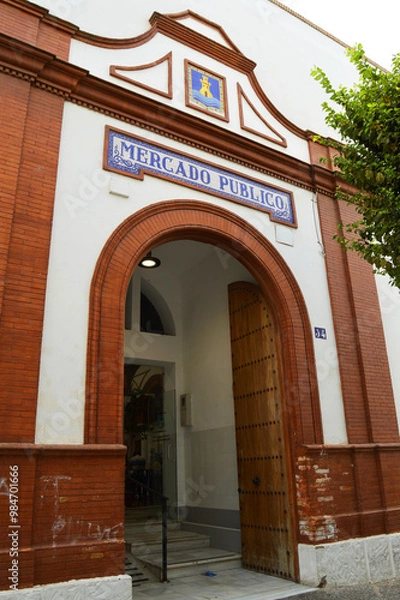 Obraz Mercado público. Rota, provincia de Cádiz, España. Azulejos y rótulo en la puerta de entrada del Mercado públoco municipal de Rota. Mercados de Andalucía.