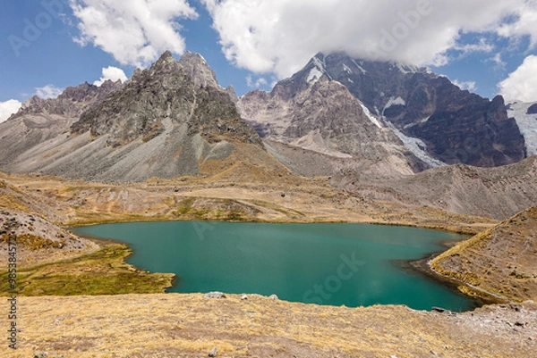Fototapeta Laguna de color turquesa rodeada de montañas cerca del nevado de Ausangate en la Cordillera de Vilcanota en Cusco, Perú - 7 lagunas en los Andes