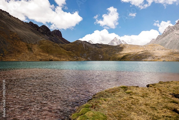Fototapeta Laguna de color turquesa con reflejo de playa rojiza cerca del nevado de Ausangate en la Cordillera de Vilcanota en Cusco, Perú - 7 lagunas