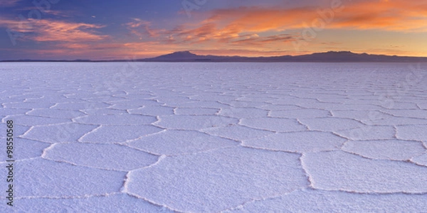 Fototapeta Salt Flat Salar de uyuni w Boliwii o wschodzie słońca