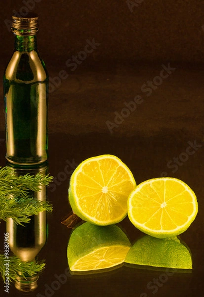 Fototapeta Бутылка и две половинки лайма