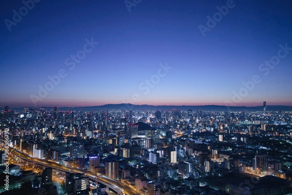 Obraz 展望台から見えた阪神高速道路と夕暮れの大阪の都市風景