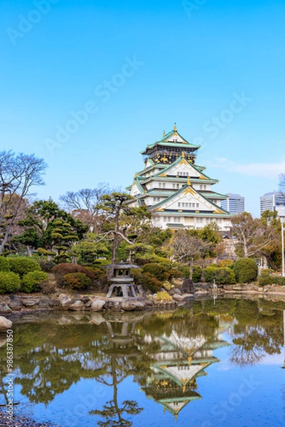 Obraz 日本庭園と水面に映りこんだ大阪城