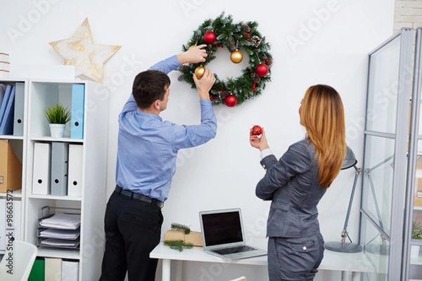 Fototapeta Decorating xmas wreath