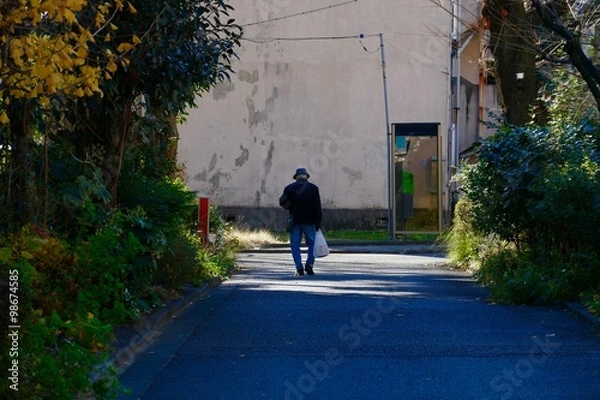 Obraz 古いアパートに住む老人