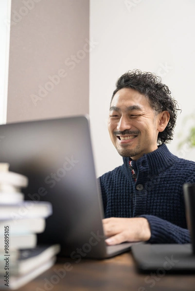 Fototapeta オンラインで勉強する男性　カメラ目線の笑顔秋冬