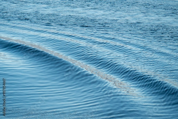 Obraz Wellenbewegung auf dem Wasser hinter einem Bott 
