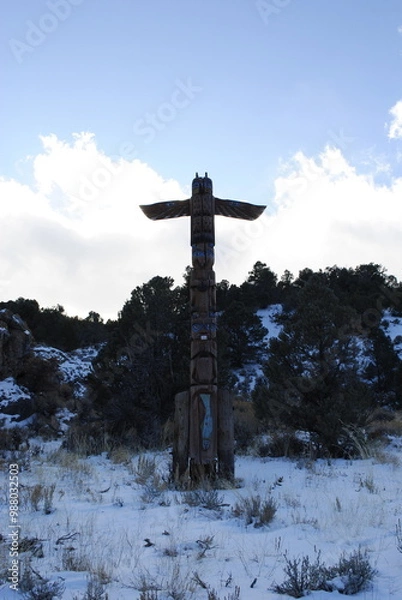 Obraz Totem pole against snowy mountain backdrop