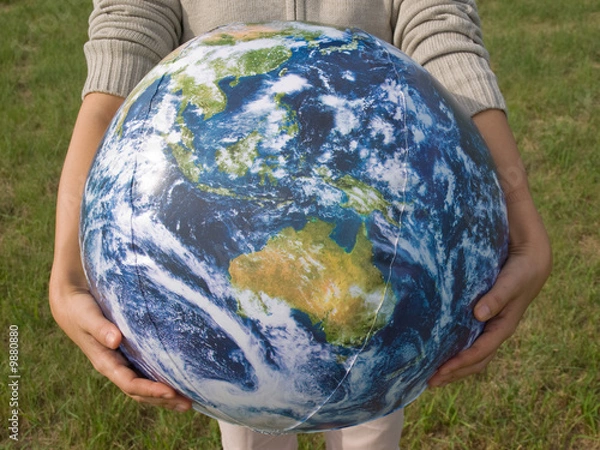 Obraz 地球の形をしたボールを持つ女性