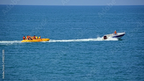 Obraz Курортный отдых. Катание в море на банане